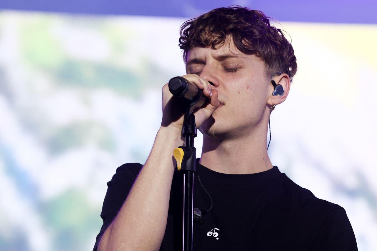 Фото Ваня Дмитриенко получил фирменную форму от новосибирского клуба ХК «Сибирь» 6